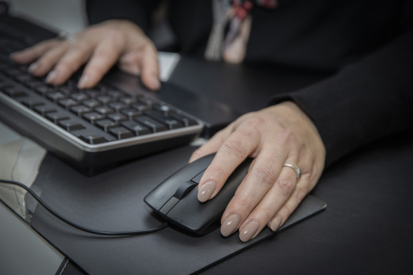 handen aan toetsenbord en computermuis