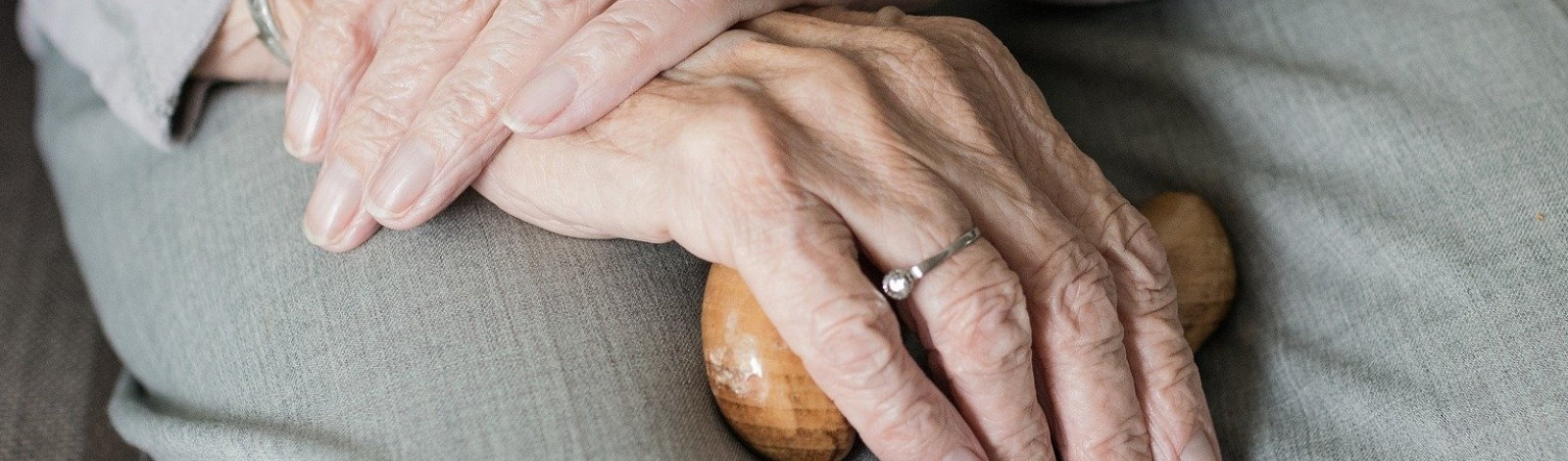 foto van handen van een oudere vrouw